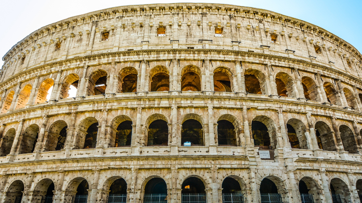 Airbnb desata indignación en Roma tras ofrecer a los turistas pelear como gladiadores en el Coliseo romano