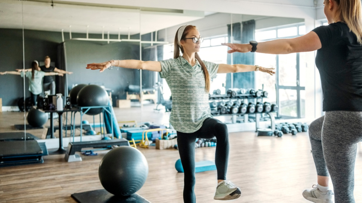 La rutina de abdominales de pie que le sacará abdomen de acero: dura apenas 10 minutos