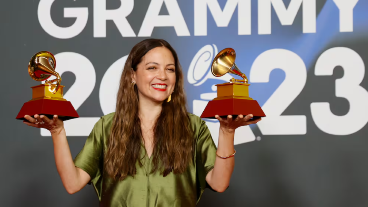 Natalia Lafourcade es la mujer con más premios Latin Grammy en la historia