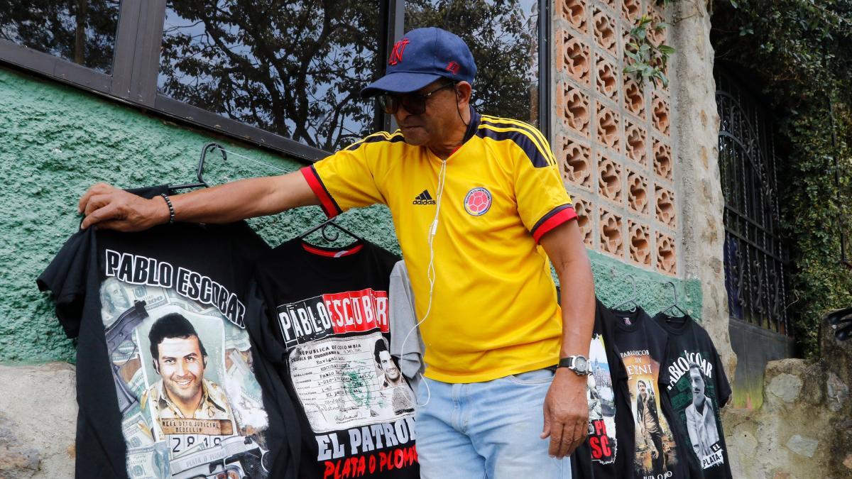 Alcalde de Medellín criticó venta de elementos alusivos a Pablo Escobar en la comuna 13