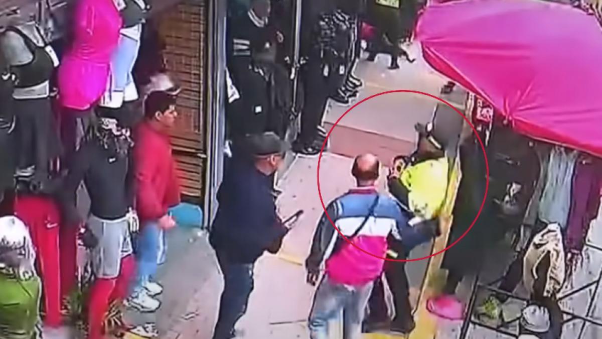 Balacera en San Victorino, Bogotá | Aparece nuevo video de cómo policía herido ultimó a un sicario y buscó ayuda 