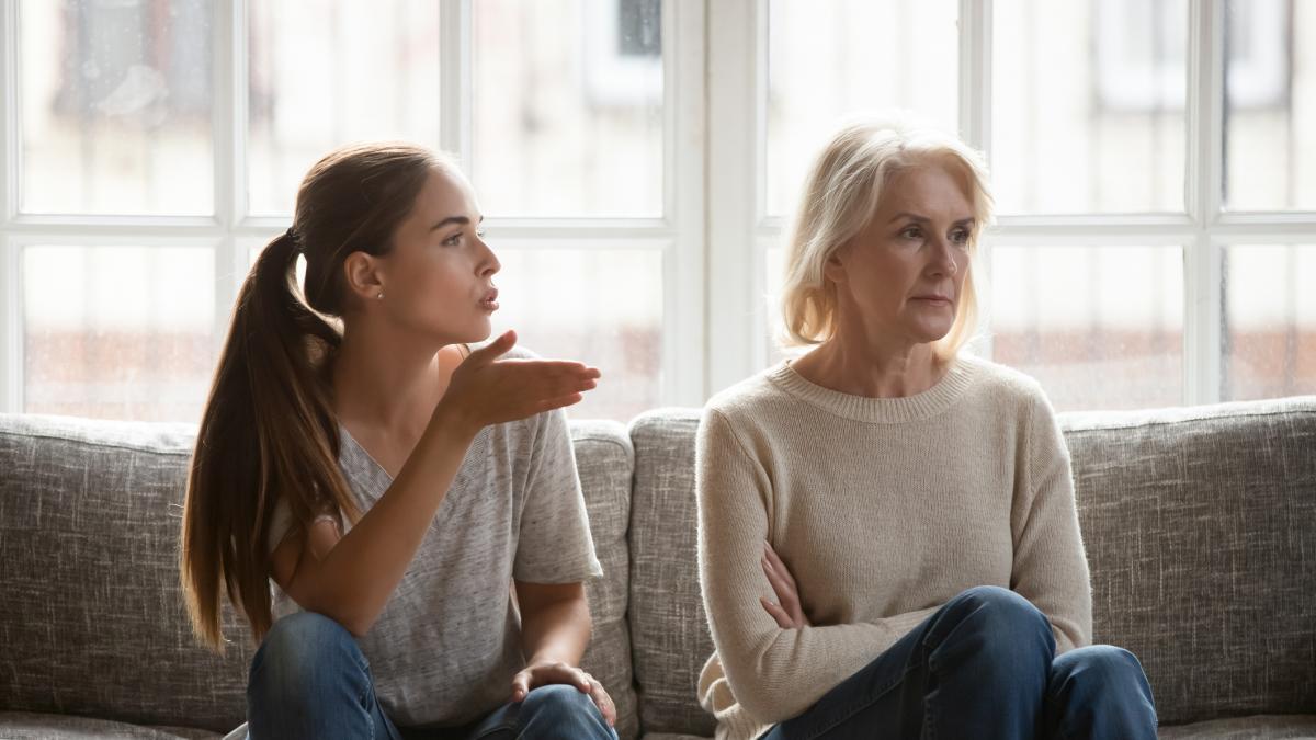 Estas son las señales de que sus padres son emocionalmente inmaduros, según un experto