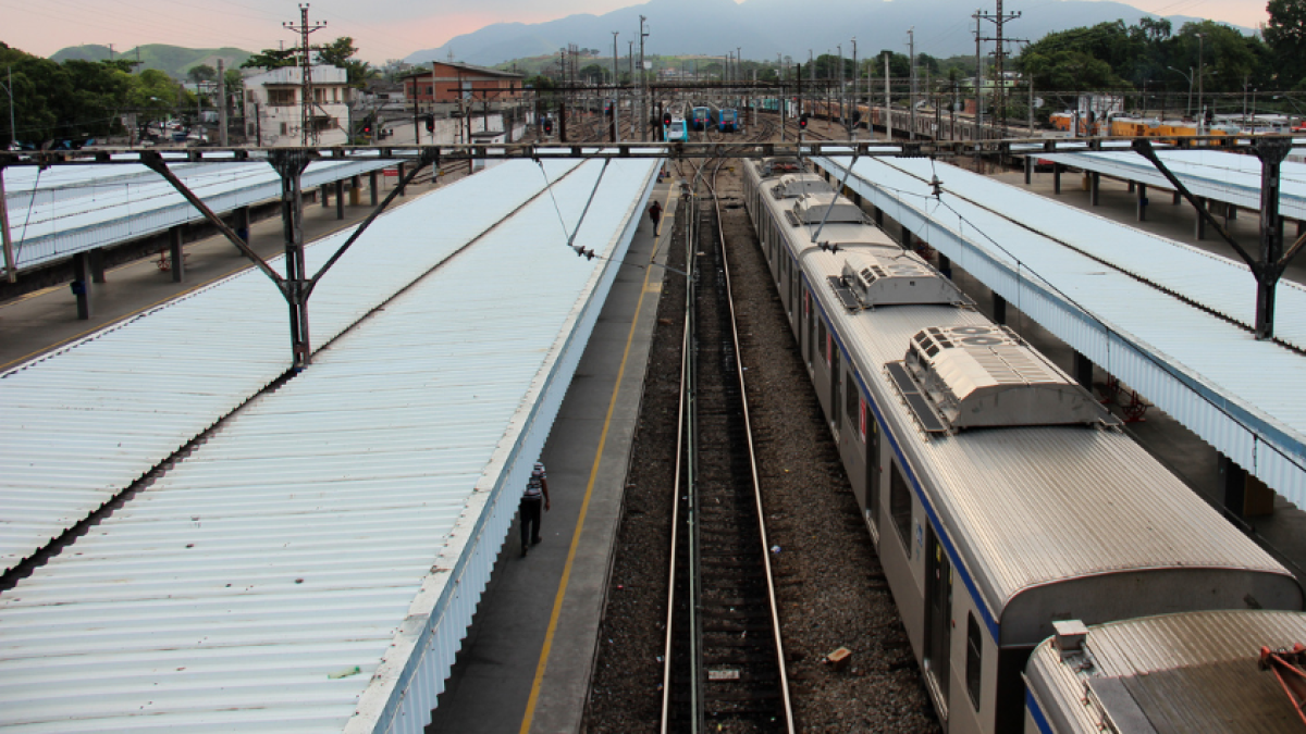 Joven de 13 años que viajaba encima de un tren recibió una descarga eléctrica y quedó gravemente herido