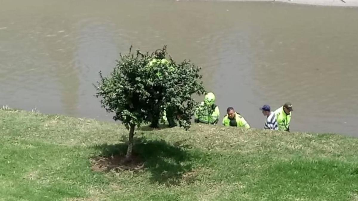 Hallan cuerpo sin vida en el río Medellín, tenía una bolsa de tela atada al cuello 