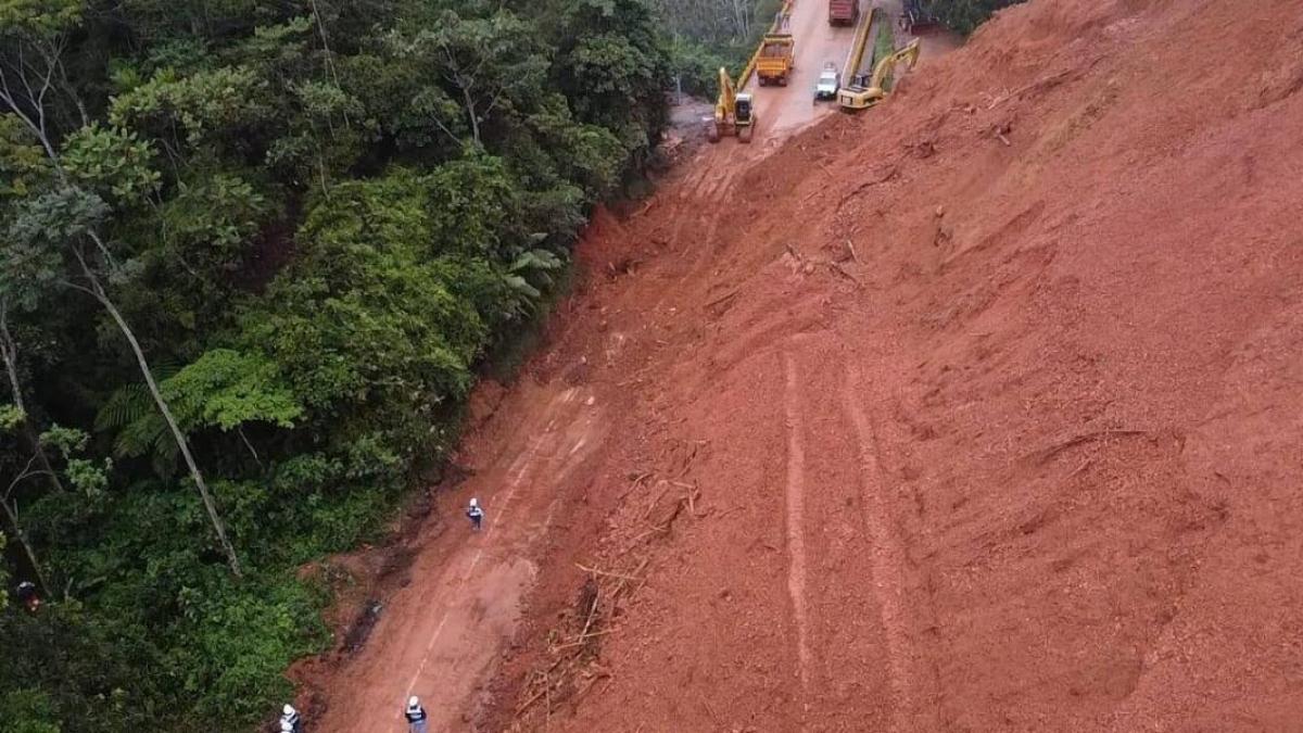 Atención: cierre total en tramo de la vía Medellín-Bogotá por derrumbe, hay dos vehículos atrapados 