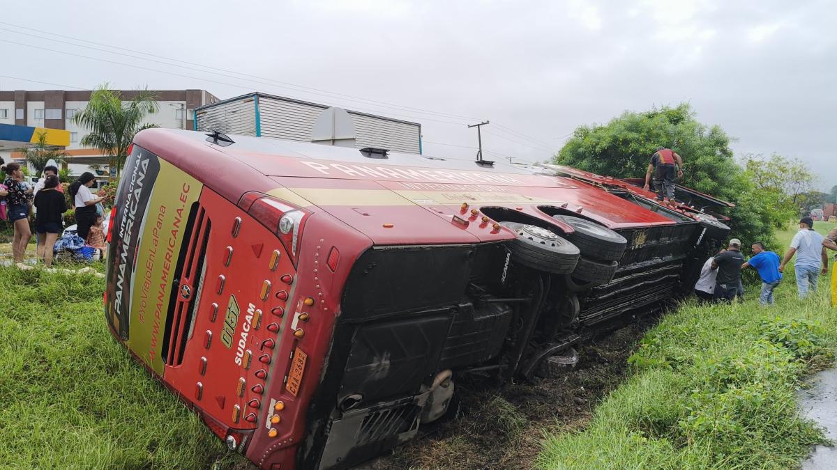 Grave accidente de un bus en Puerto Salgar, Cundinamarca, habría dejado un muerto y 16 heridos