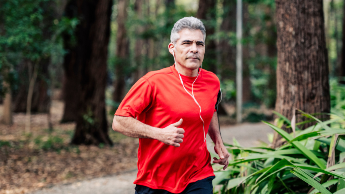 El entrenamiento para sacar masa muscular y fuerza para mayores de 50 años que no hacen deporte: es efectivo