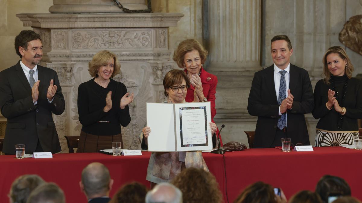 La reina Sofía felicitó a Piedad Bonnett luego de ganar uno de los premios de poesía más prestigiosos en el mundo