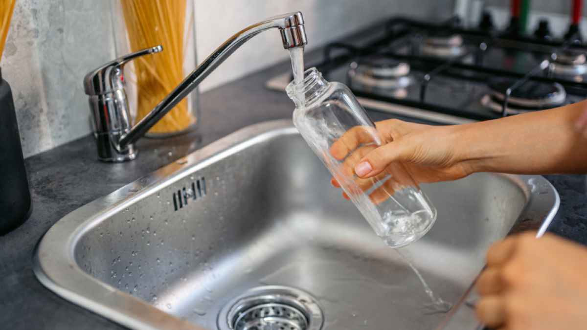 Esta es la forma correcta de desinfectar la botella del agua y el truco para evitar que tenga mal olor