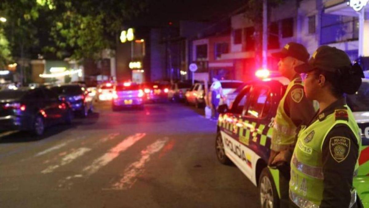 Video: dos hombres armados, cada uno en moto, salieron al paso de un ciudadano en la puerta de una casa en Cali; le robaron sus pertenencias