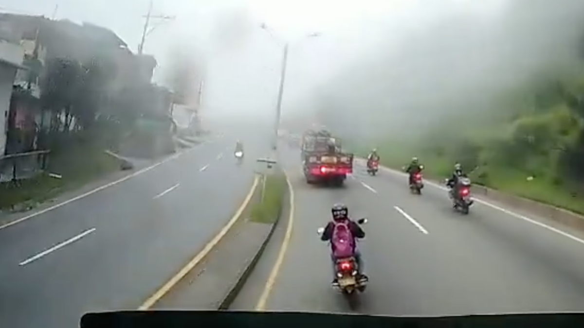 Video - Así fue el choque entre tres motos en la vía Medellín - Bogotá