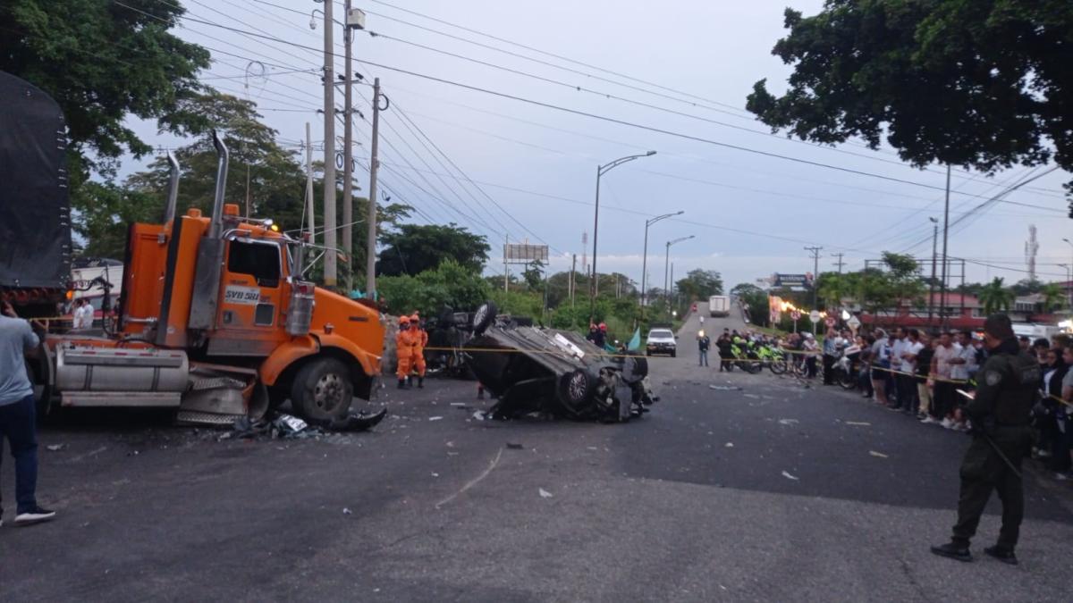Video: grave accidente en la vía al Llano, sector de Llanolindo, a la entrada de Villavicencio; al parecer, hay personas atrapadas en vehículo