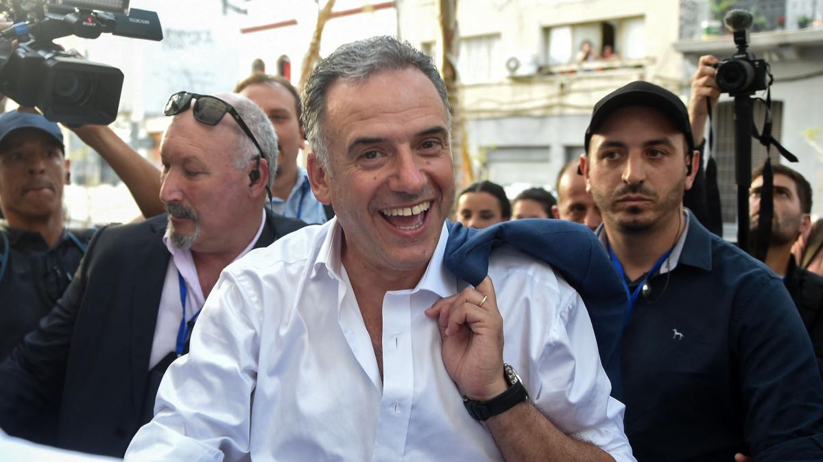 La izquierda gana el balotaje y regresa al poder en Uruguay, según proyección de encuestadoras