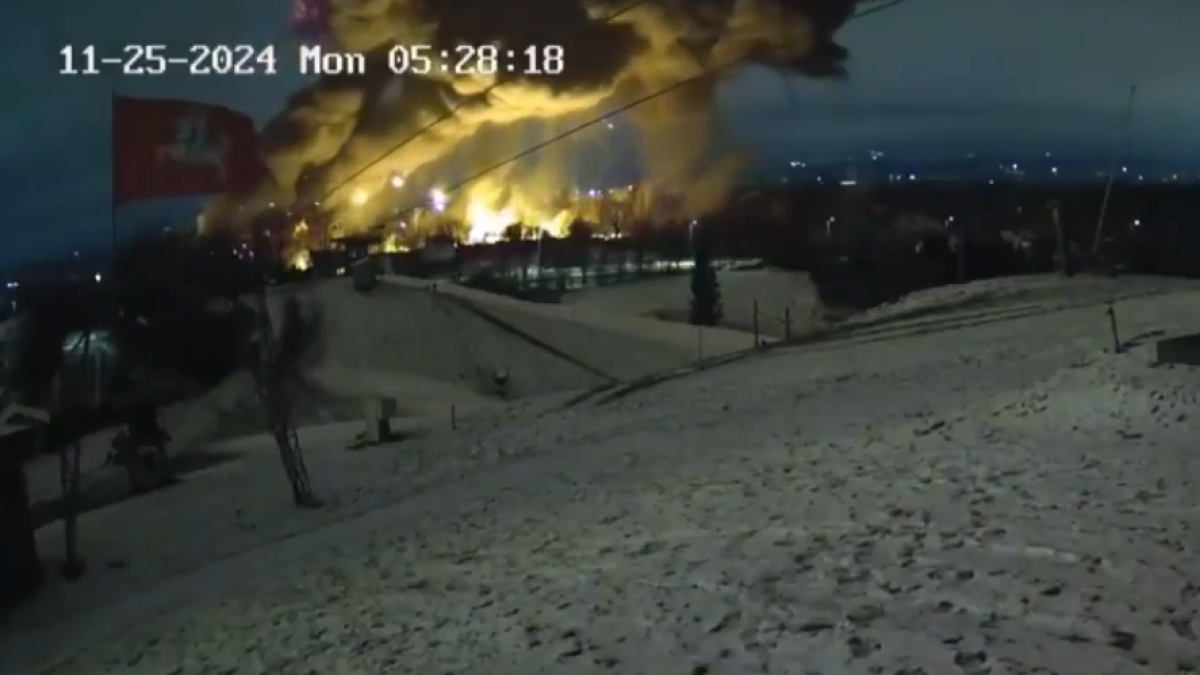 Video del momento exacto en que un avión de carga se estrella cerca del aeropuerto de Vilna, Lituania, causando grave incendio