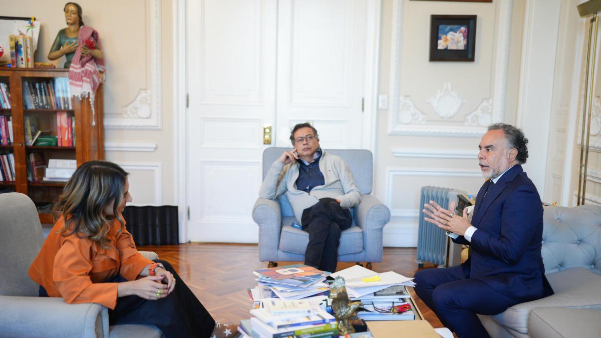 Las fotos de la reunión entre el presidente Gustavo Petro, Laura Sarabia (directora del Dapre) y Armando Benedetti
