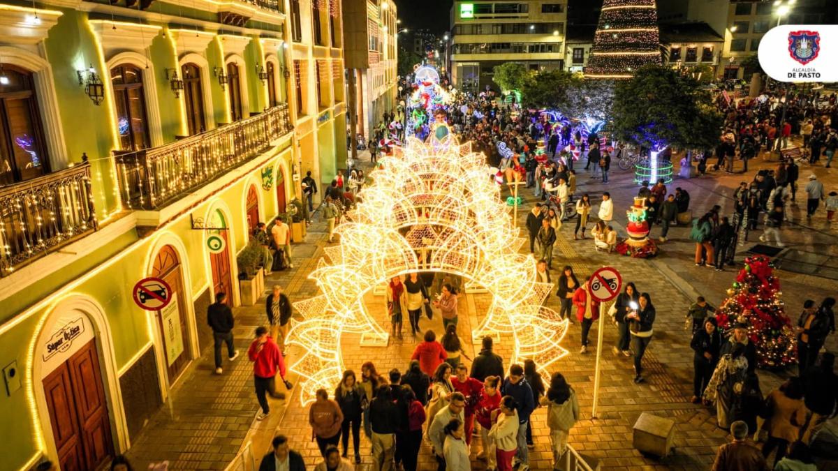 En Pasto madrugaron a encender el alumbrado navideño con gigantesco árbol; iluminará las fiestas del Carnaval de Blancos y Negros