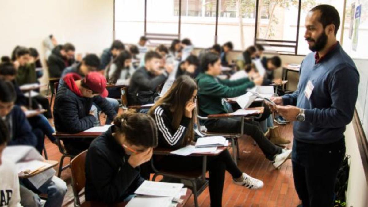 Los jóvenes de Colombia quieren más becas y financiación para ir a la universidad, revela encuesta