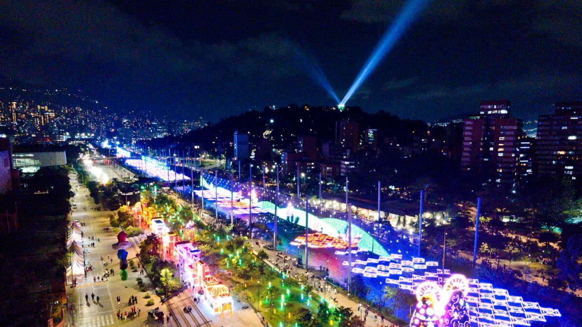 ¡Llegó la navidad a Medellín! Anoche fueron encendidos los tradicionales alumbrados del Río 