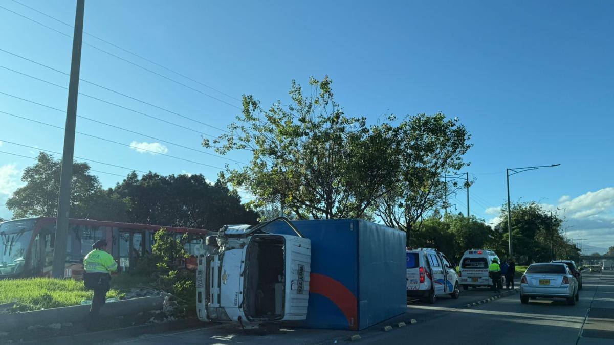 Reportan grave accidente de tránsito en el norte de Bogotá: camión terminó volcado en la autopista Norte 