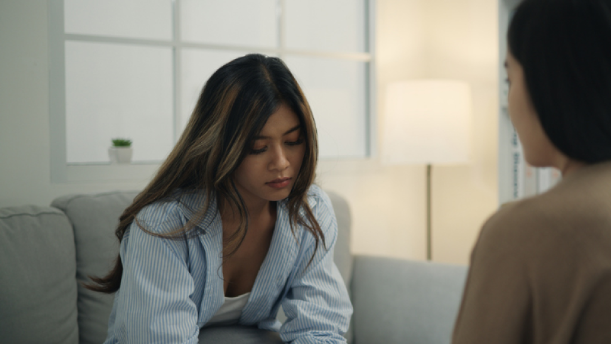 Qué significa no poder sostener la mirada al hablar con otra persona, según una psicóloga