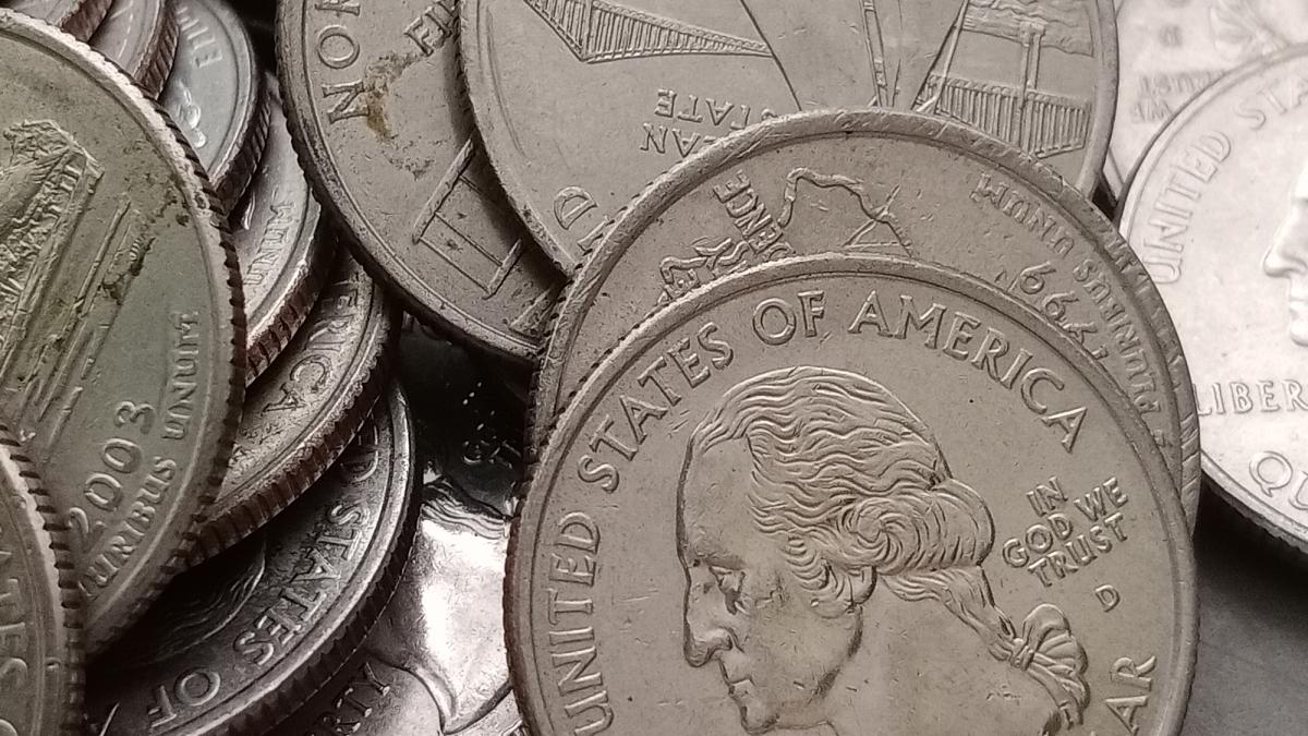Volcó un camión en Texas y la carretera se llenó de monedas: un total de 8 millones
