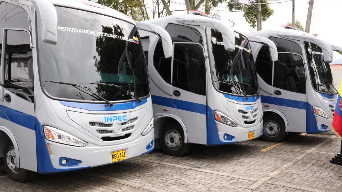 Uspec entregó tres buses para el transporte de presos y de funcionarios ...