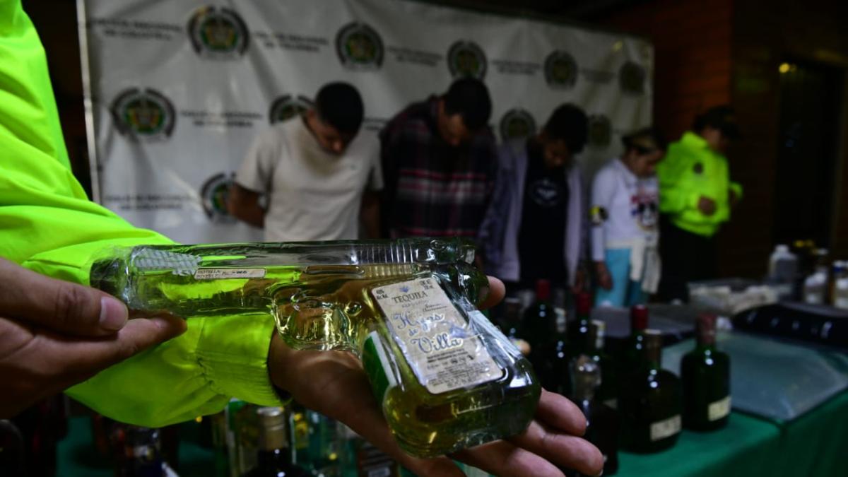La millonada que generaba extrabajador de la Fábrica de Licores de Antioquia que fabricaba aguardiente y ron adulterado