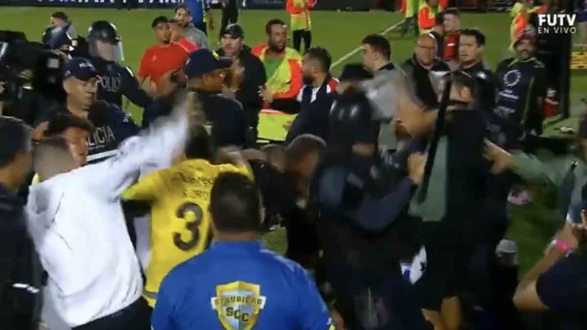 Hay campeón en Costa Rica y se desata brutal batalla campal, golpes de ida y vuelta; video