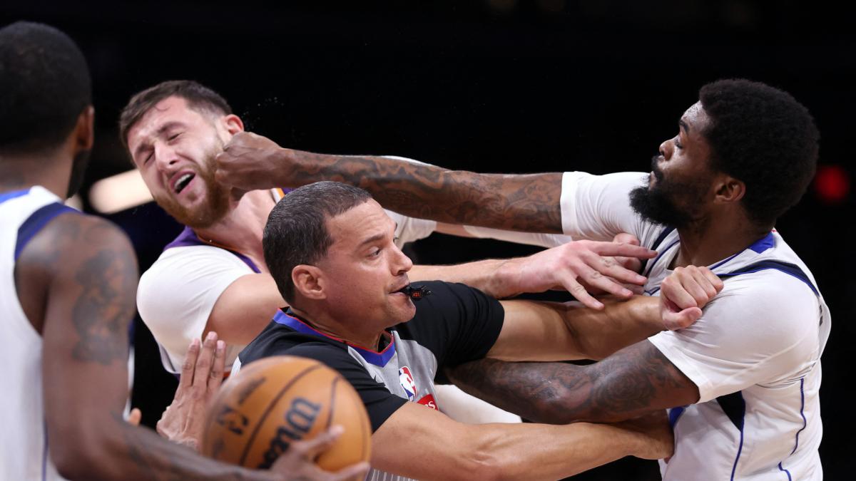 Video | Tremenda pelea en NBA: partido de Suns y Mavericks terminó a puño limpio en la cancha