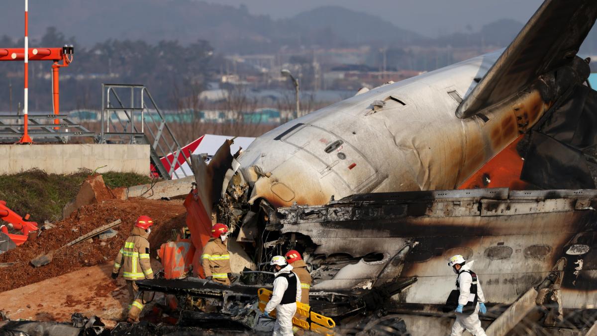 Corea del Sur investiga si muro con el que chocó el avión cumplía normas tras tragedia mortal