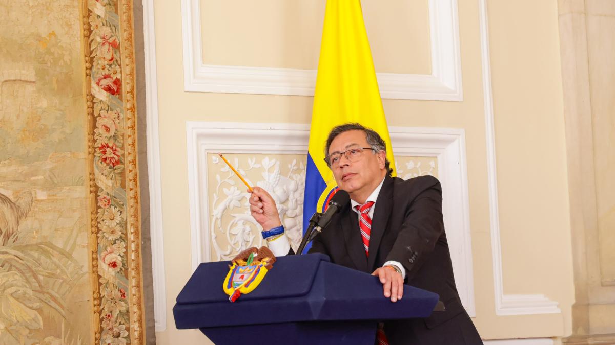 Petro dice que se reducirán tarifas de energía y anuncia instalación paneles solares en estratos 1 y 2