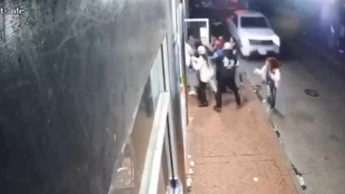 Video: nuevas imágenes del ataque en Nueva Orleans; una persona se salvó de ser atropellada por segundos