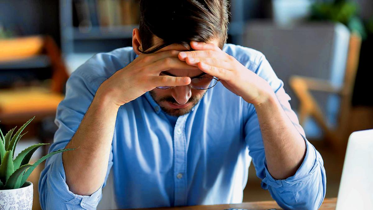 Este problema emocional podría estar frenando su éxito financiero, según un terapeuta experto