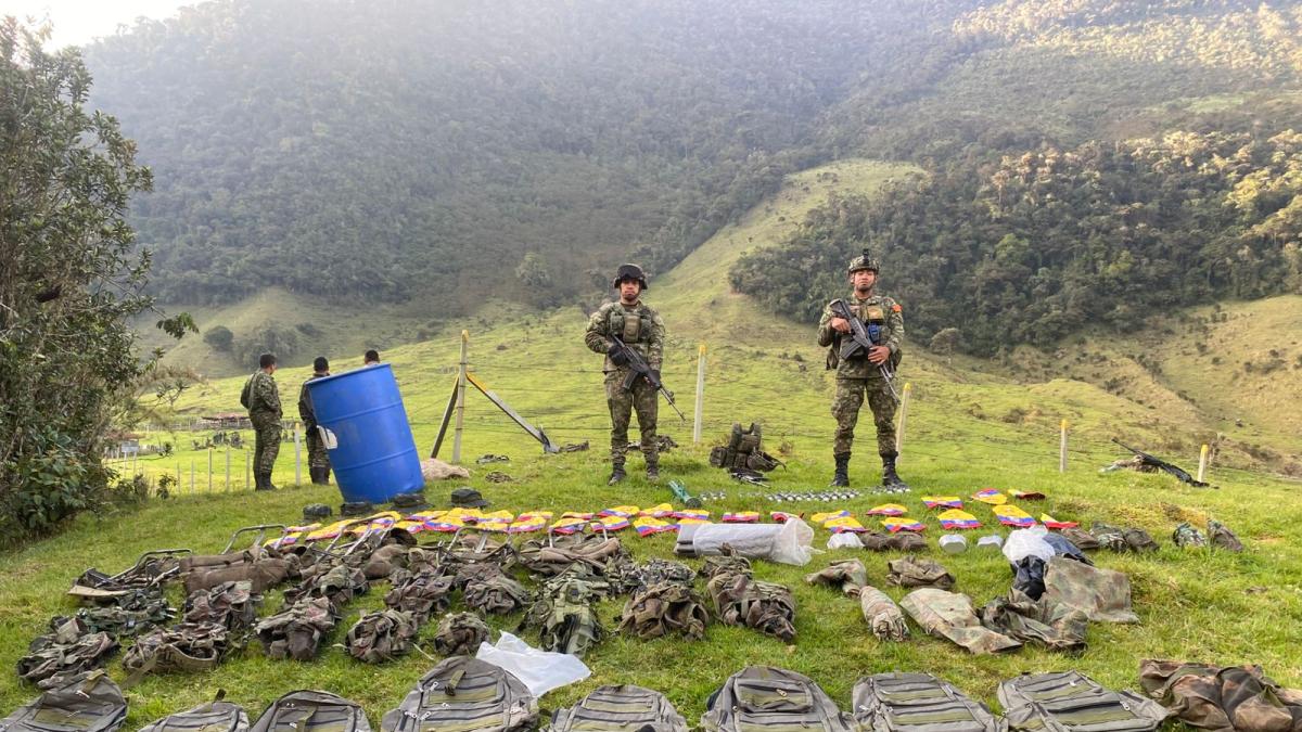 Ordu, Iván Mordisco muhaliflerinin Chaparral'da suç işleyecekleri silahlara el koydu