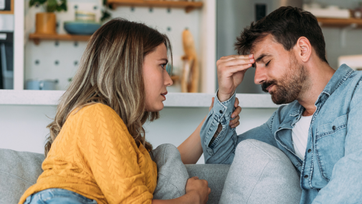 Psicólogo revela la edad en la que una mujer ya no necesitaría a un hombre