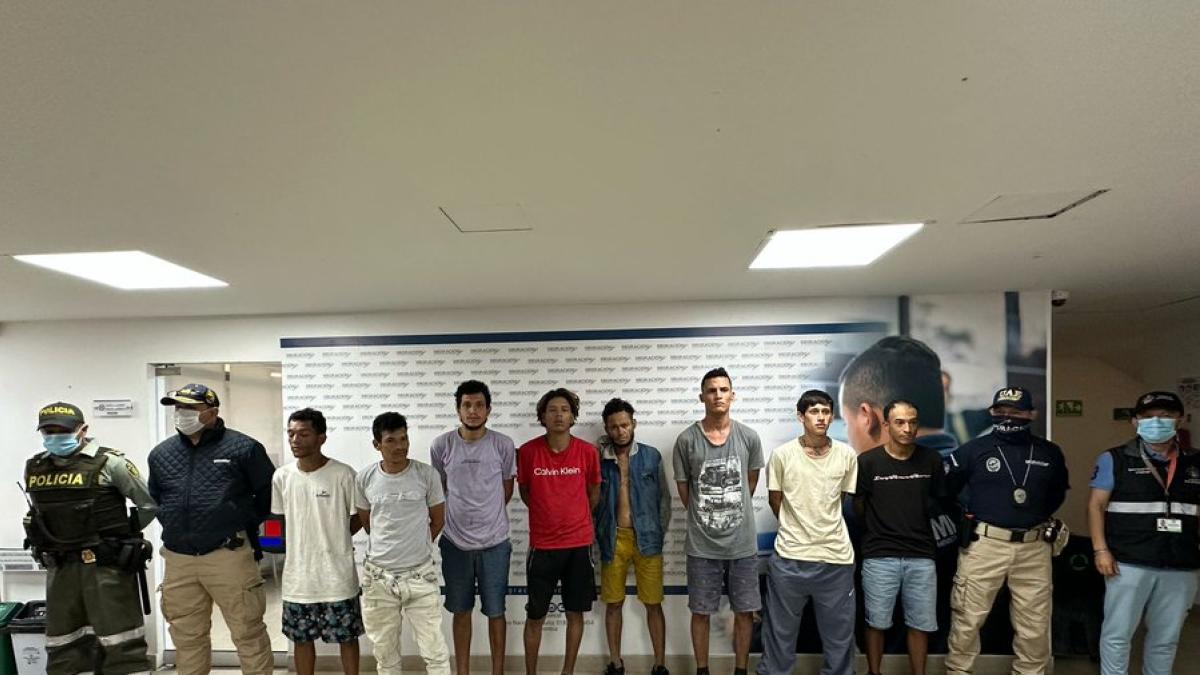 Bucaramanga'dan 11 yabancı ciddi suçların tekrarlanmasıyla sınır dışı edildi