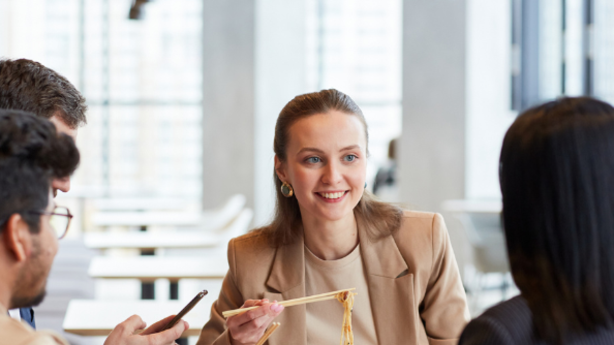 ¿Comer solo o acompañado? Experto dice que esto es lo que le ayudaría a ser más feliz