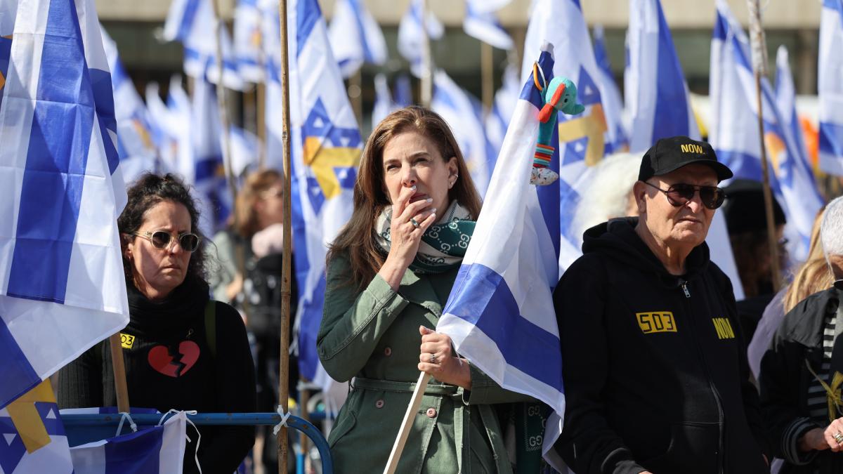 Hamás entrega a la Cruz Roja los ataúdes con los cuerpos de los cuatro rehenes israelíes