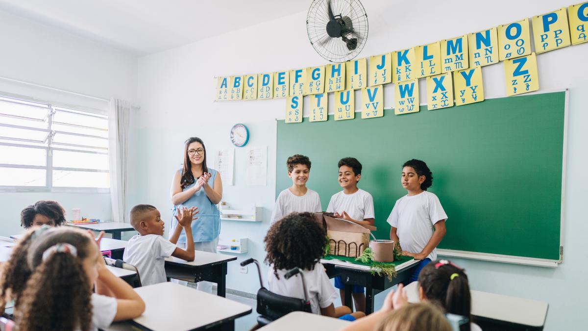 ¿Cuánto ganan de salario los profesores de colegios públicos en Colombia? Así quedaron los sueldos 2025
