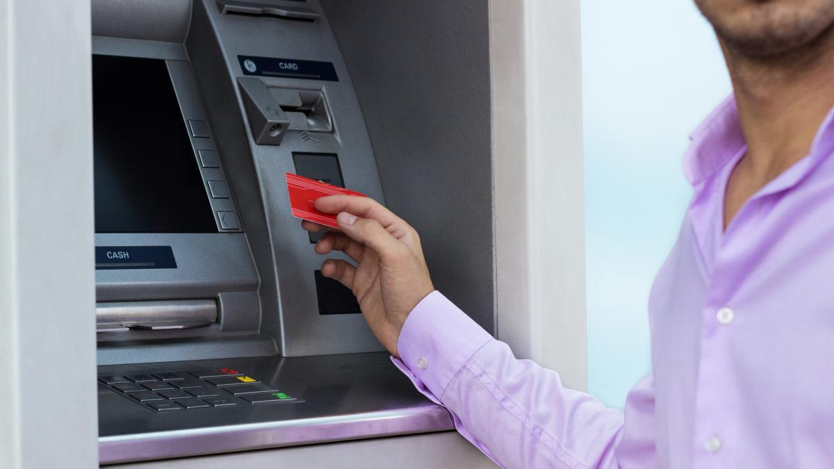 El botón del cajero que puede evitar el robo de sus datos y de su cuenta bancaria