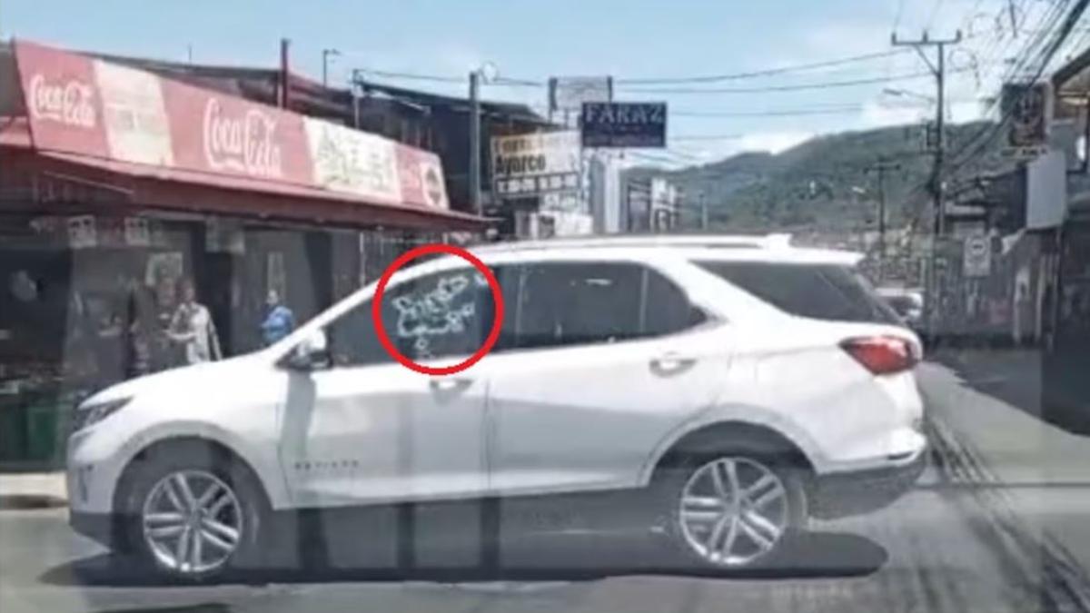 Aterradora escena: carro de conductor asesinado avanza hasta chocar contra una casa en Costa Rica