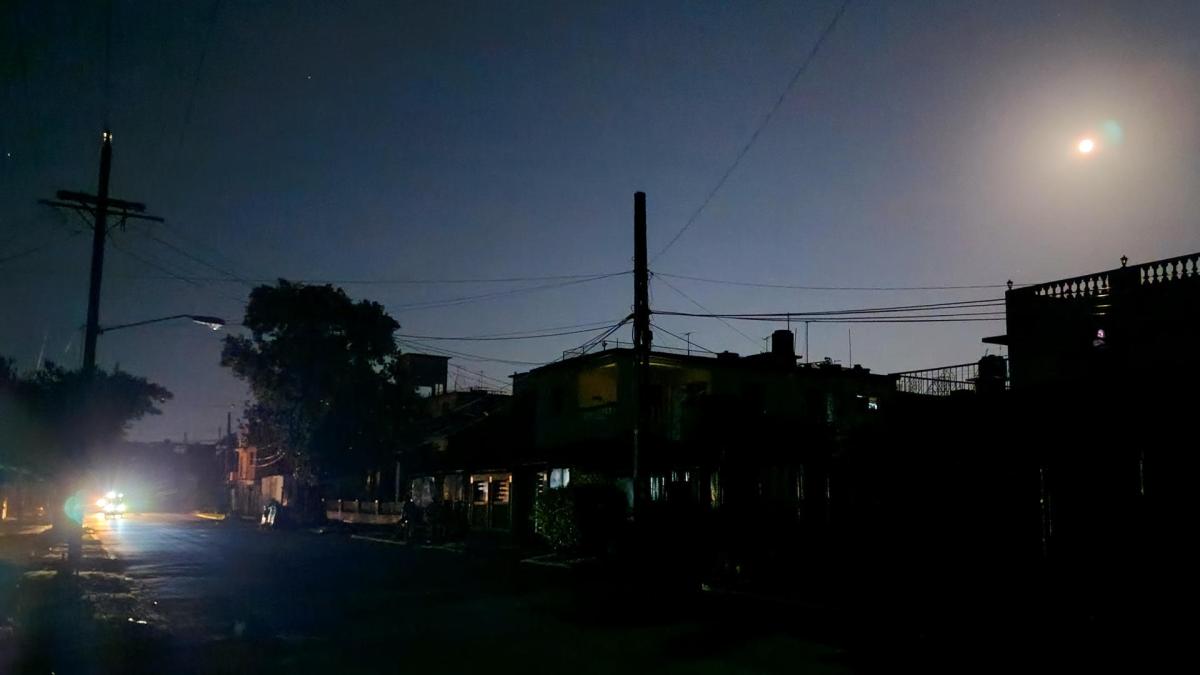 Millones de cubanos pasan su segunda noche sin corriente eléctrica: 'El país va de mal en peor'