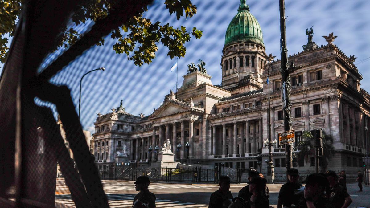 Nueva protesta de jubilados en Argentina a la que se unen hinchas de fútbol y sindicatos: ¿qué demandan?