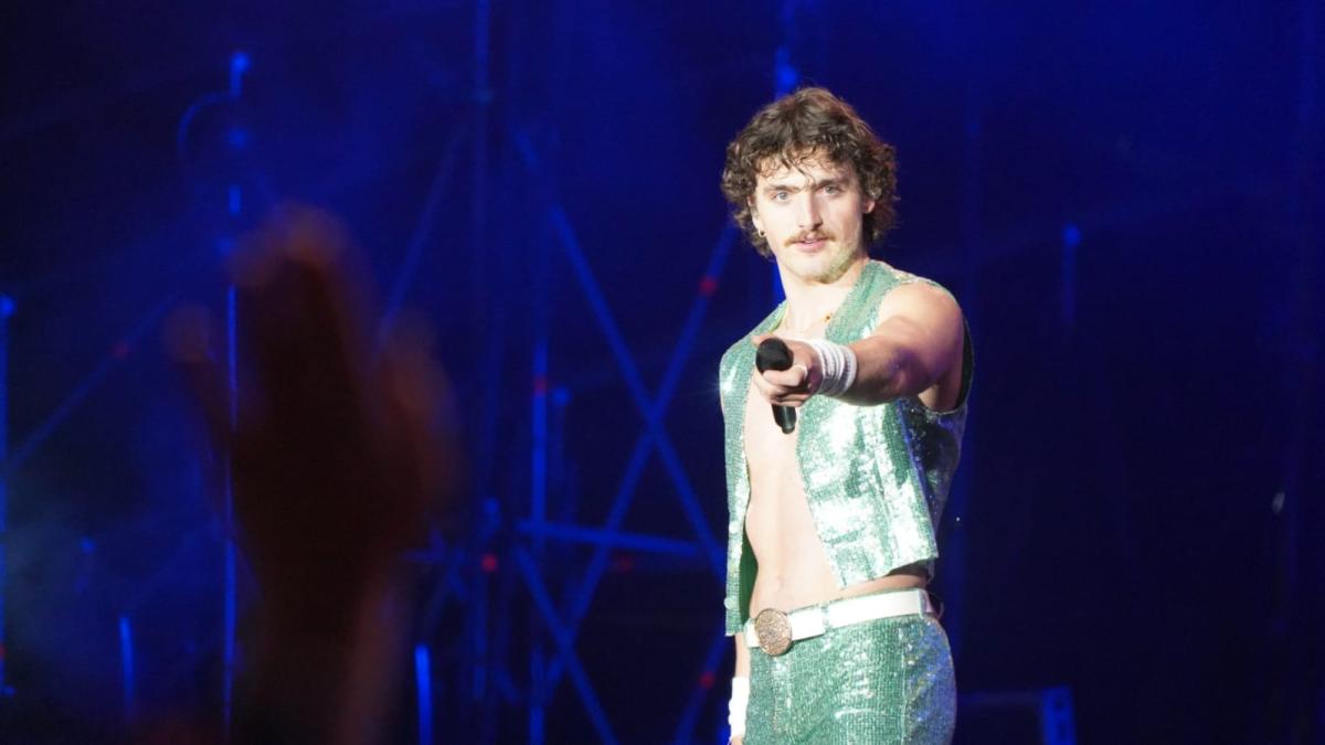 Empezó Coachella 2025: la noche en que Benson Boone honró a Queen cantando su himno rockero y haciendo acrobacias