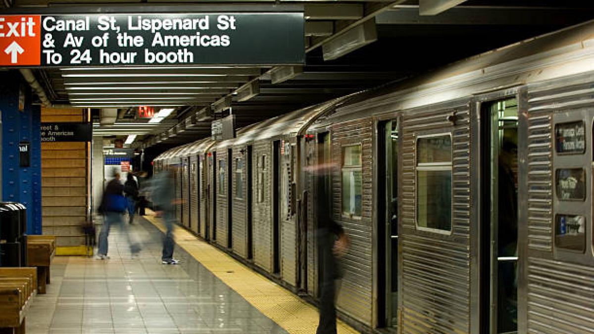 ¿Es legal la revisión de bolsos en el metro de Nueva York? Esto pasa si se niega