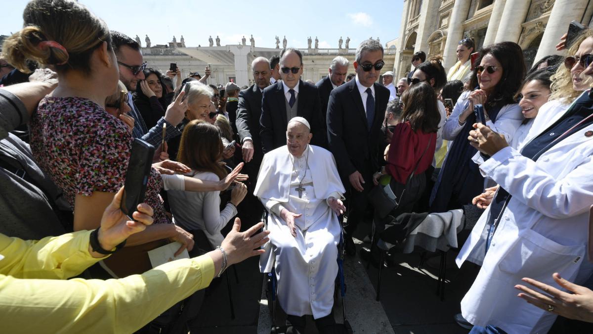 El papa Francisco reaparece en la plaza de San Pedro: 'La enfermedad es una de las pruebas más difíciles'