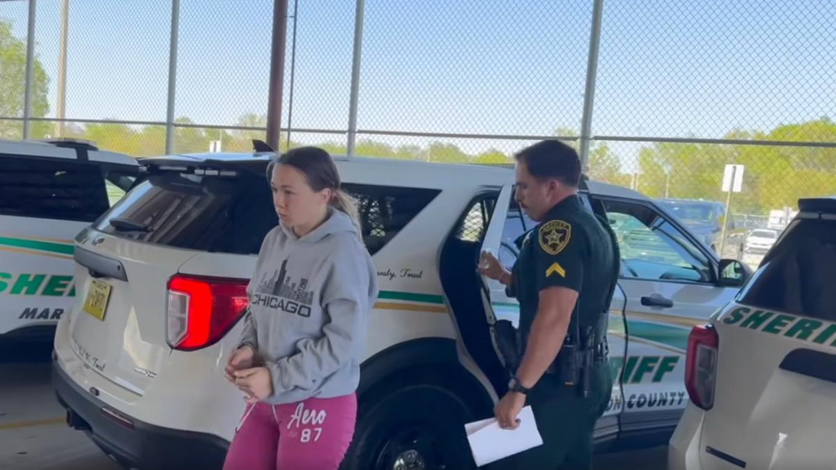 Arrestan a una influencer de Florida por hacer esto con su perro