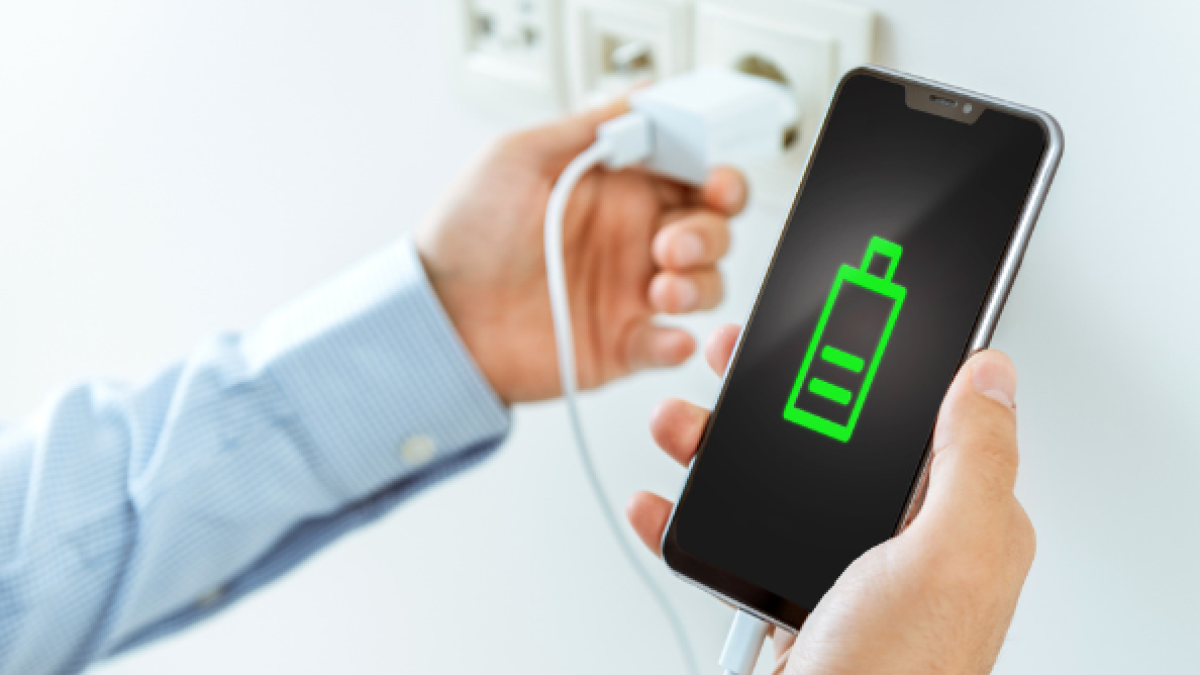 ¿Cargar el celular toda la noche lo daña? Mitos y verdades sobre la batería