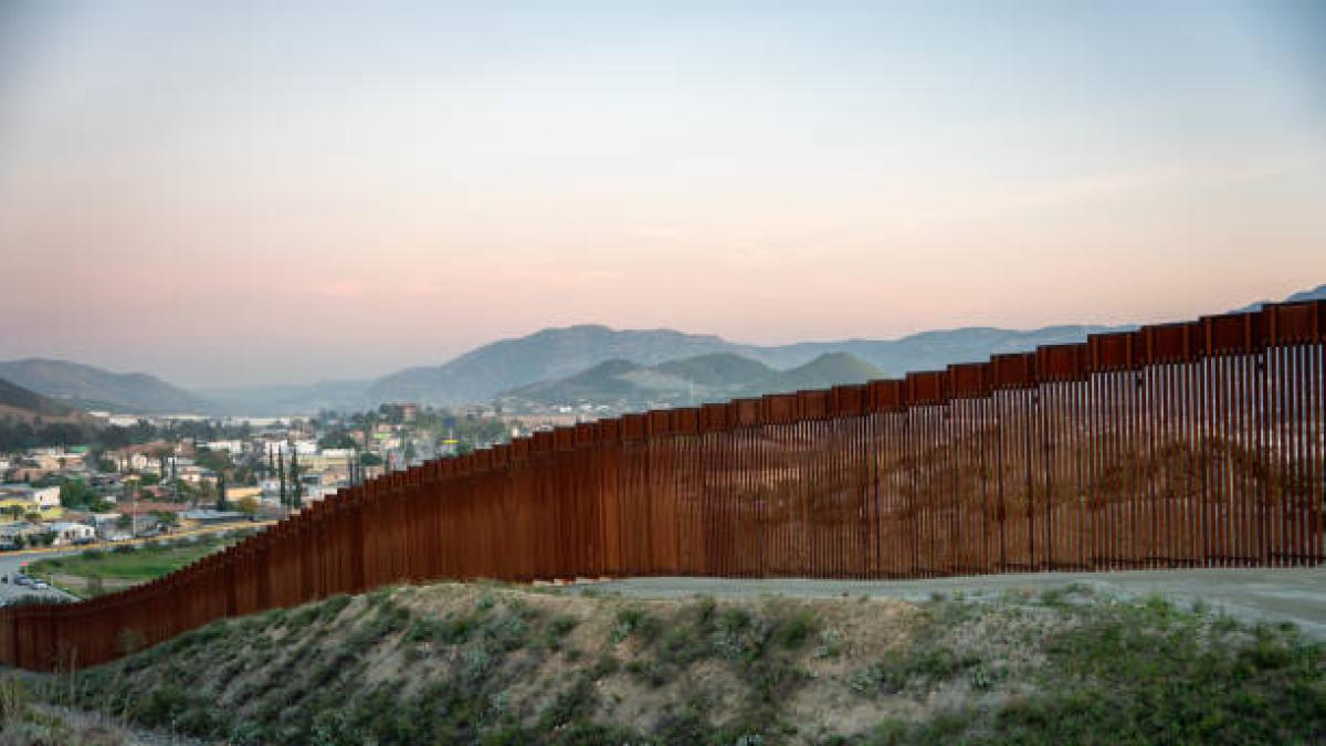 Mala noticia para migrantes: avanzan con esta medida en el muro fronterizo de California