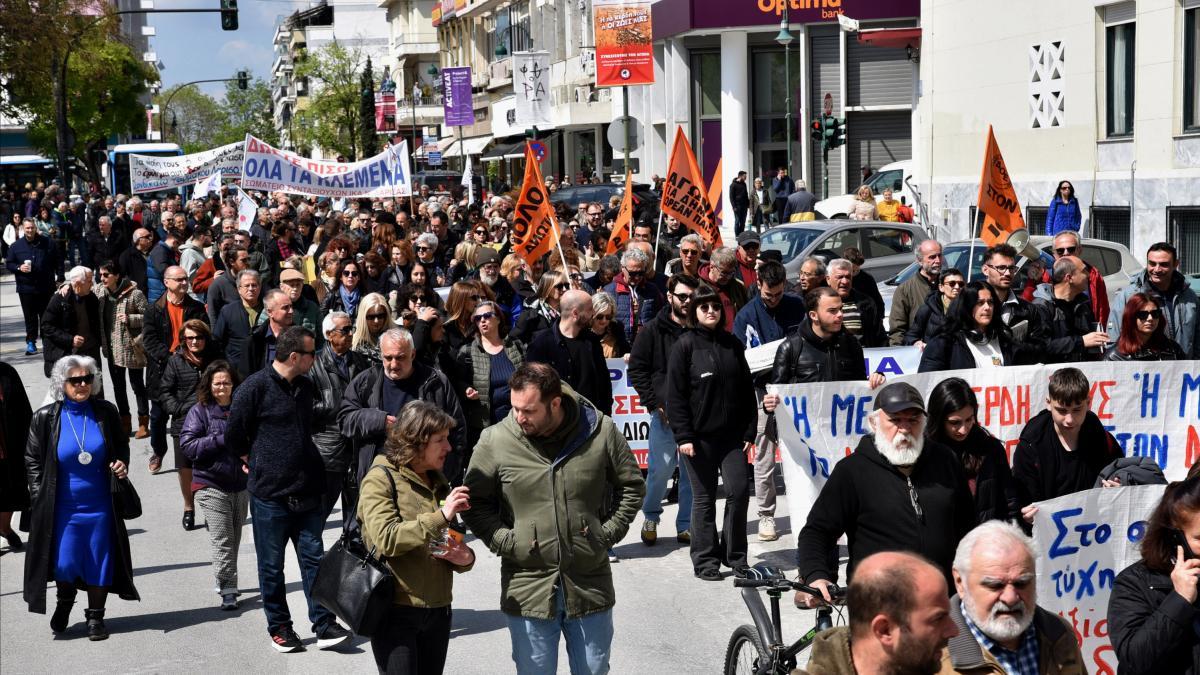 Más de 10.000 personas protestan en Grecia para exigir subidas salariales y medidas contra el alto coste de vida